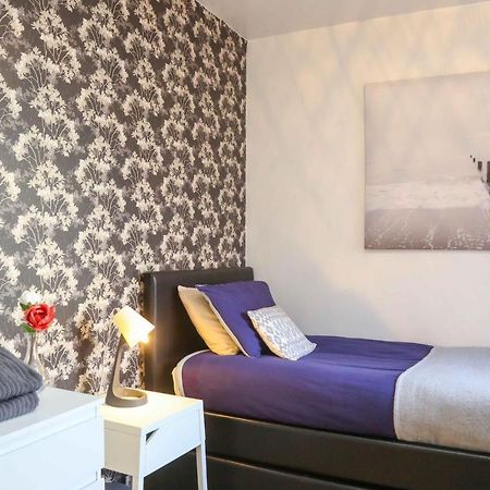 Perfect Central City Location - Parking - 3 Beds - 2 Bedrooms Belfast Bagian luar foto