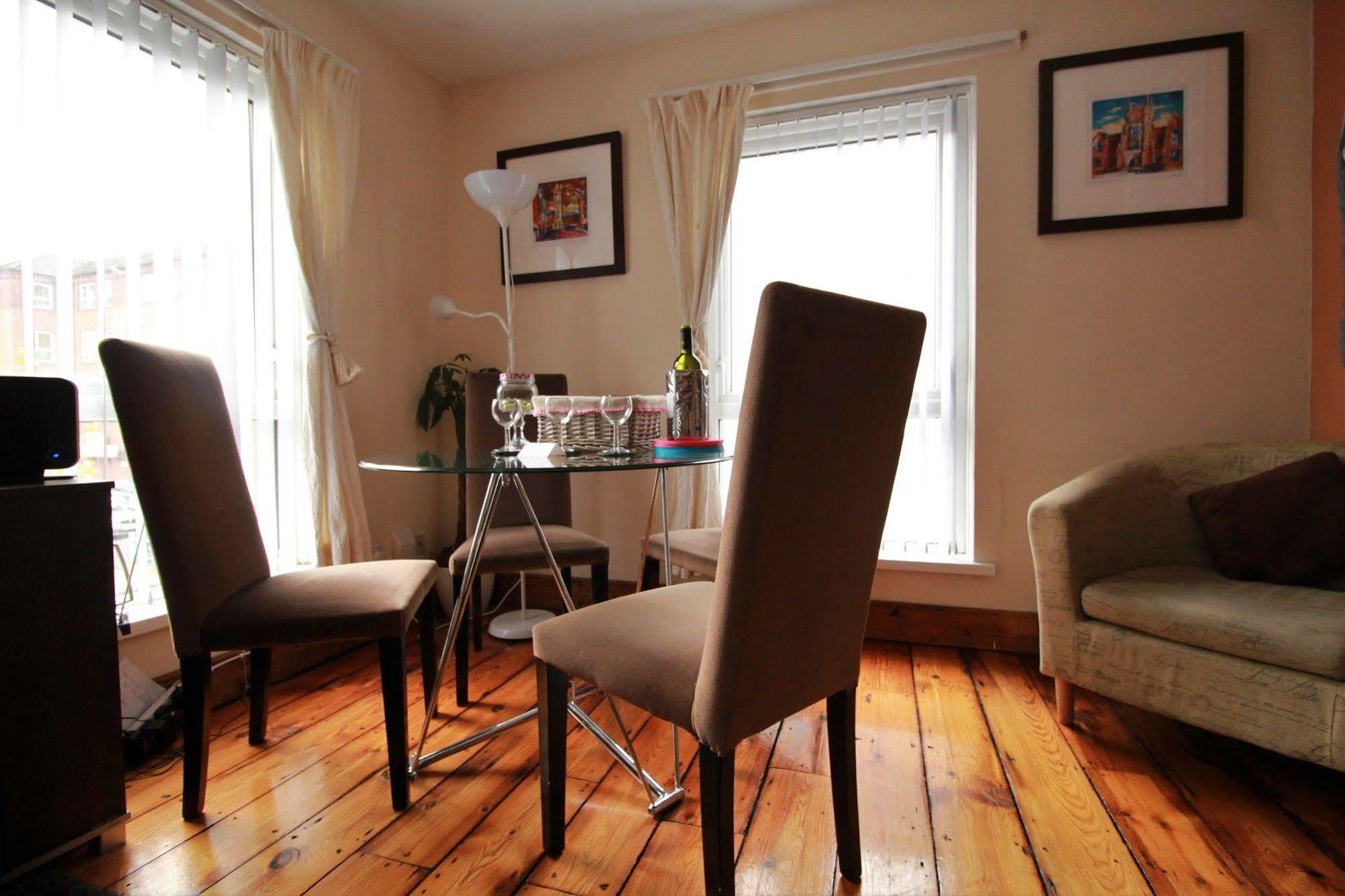 Perfect Central City Location - Parking - 3 Beds - 2 Bedrooms Belfast Bagian luar foto