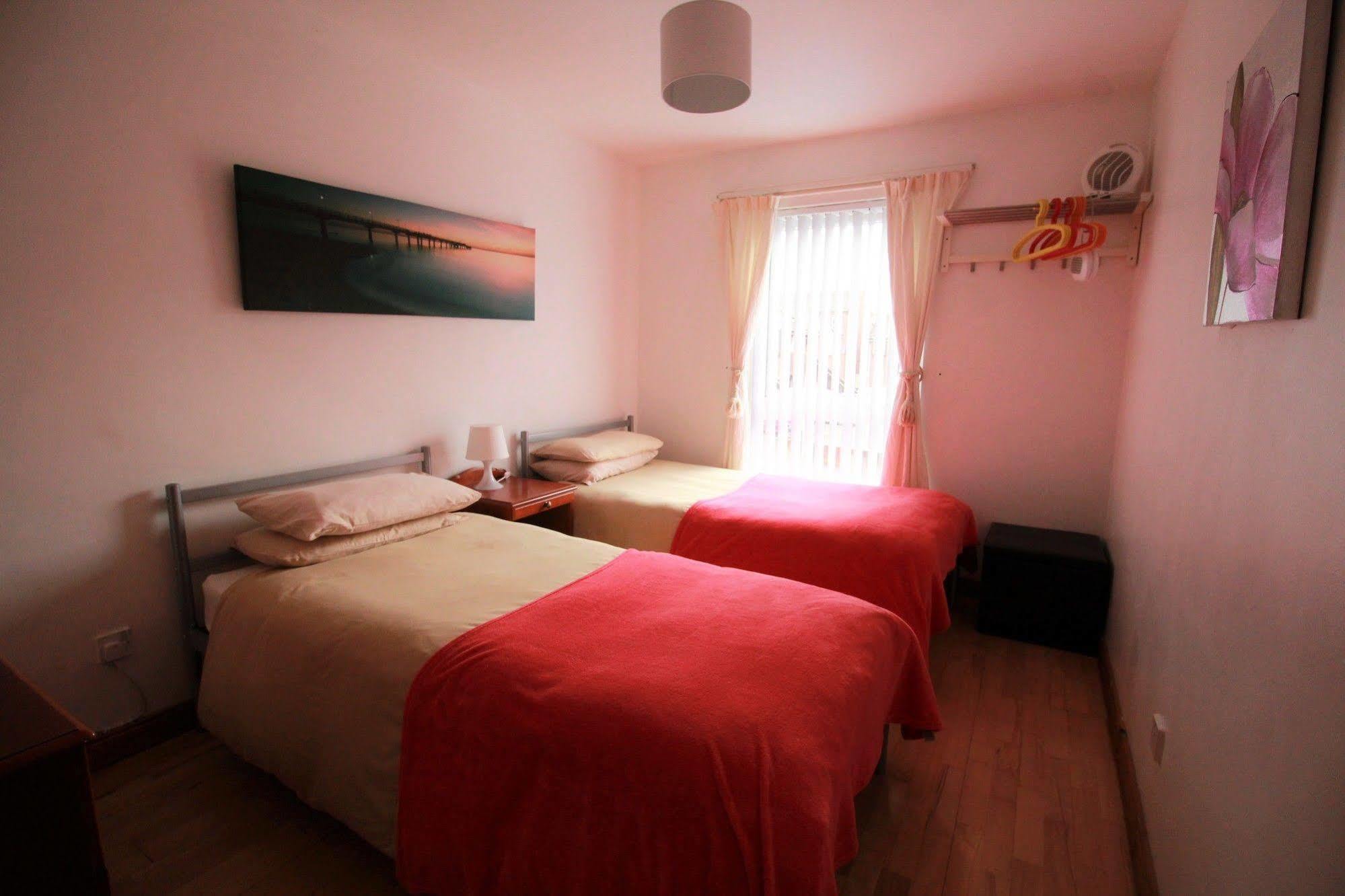 Perfect Central City Location - Parking - 3 Beds - 2 Bedrooms Belfast Bagian luar foto