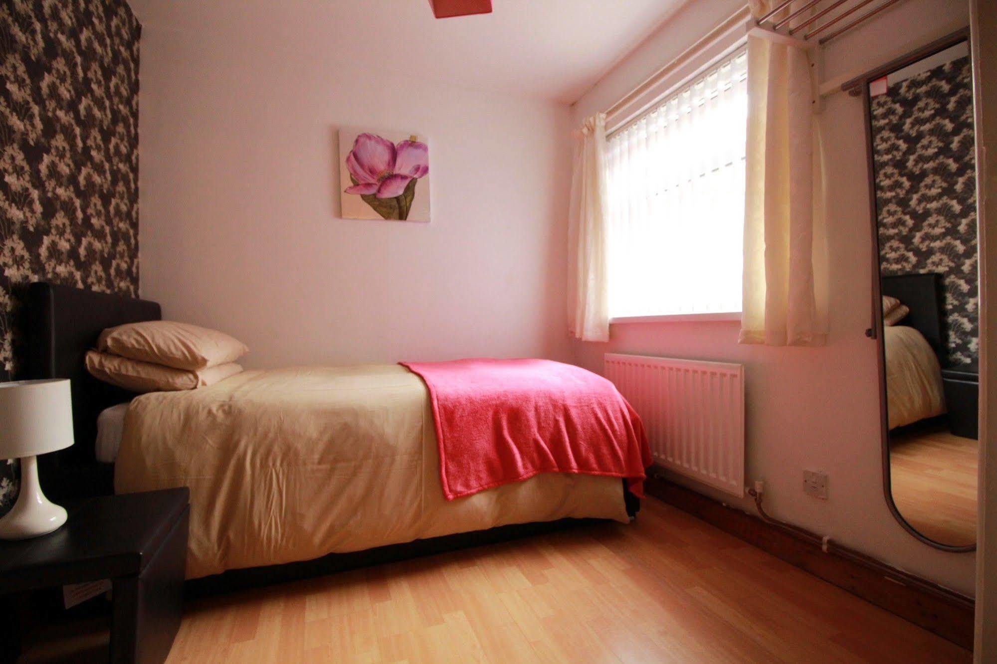 Perfect Central City Location - Parking - 3 Beds - 2 Bedrooms Belfast Bagian luar foto