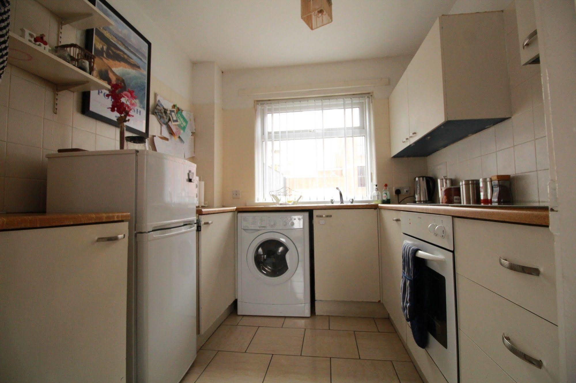 Perfect Central City Location - Parking - 3 Beds - 2 Bedrooms Belfast Bagian luar foto