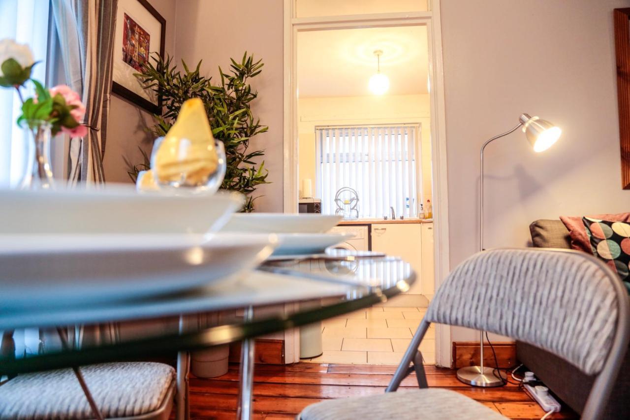 Perfect Central City Location - Parking - 3 Beds - 2 Bedrooms Belfast Bagian luar foto