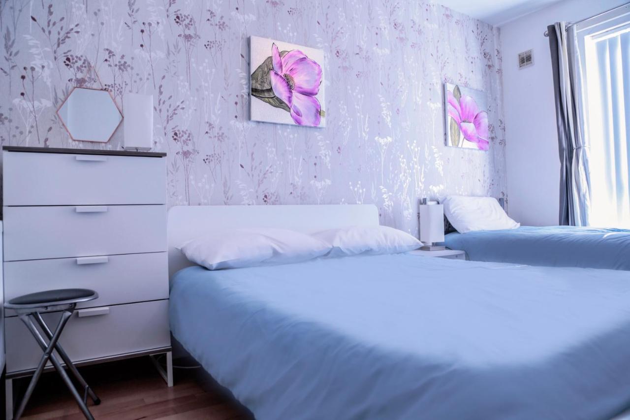 Perfect Central City Location - Parking - 3 Beds - 2 Bedrooms Belfast Bagian luar foto