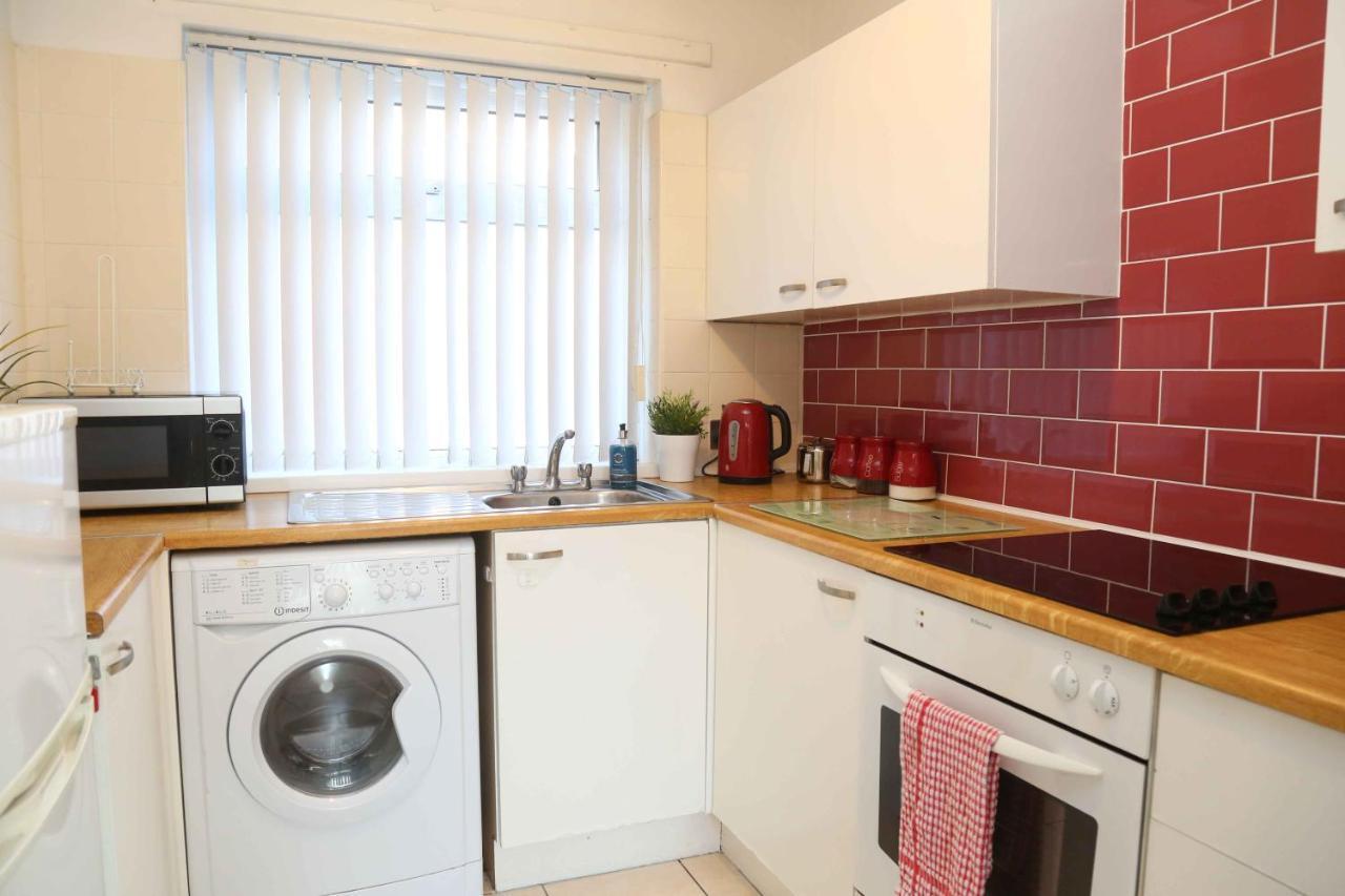 Perfect Central City Location - Parking - 3 Beds - 2 Bedrooms Belfast Bagian luar foto