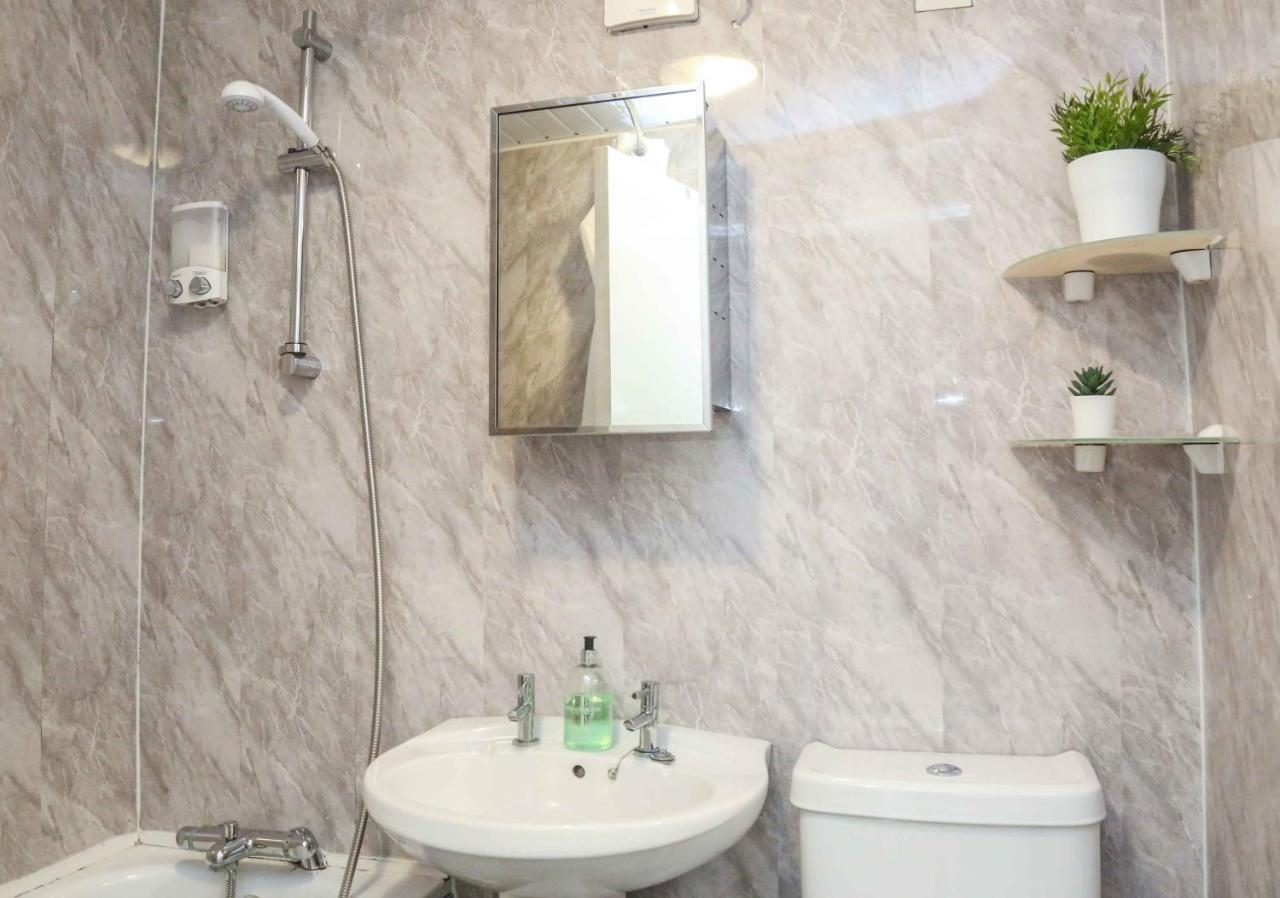 Perfect Central City Location - Parking - 3 Beds - 2 Bedrooms Belfast Bagian luar foto