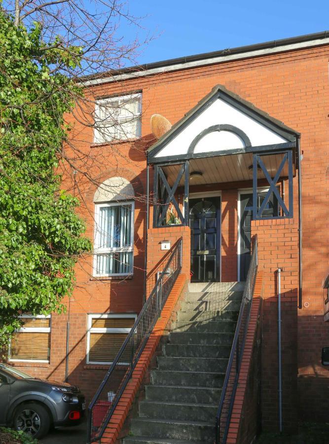 Perfect Central City Location - Parking - 3 Beds - 2 Bedrooms Belfast Bagian luar foto