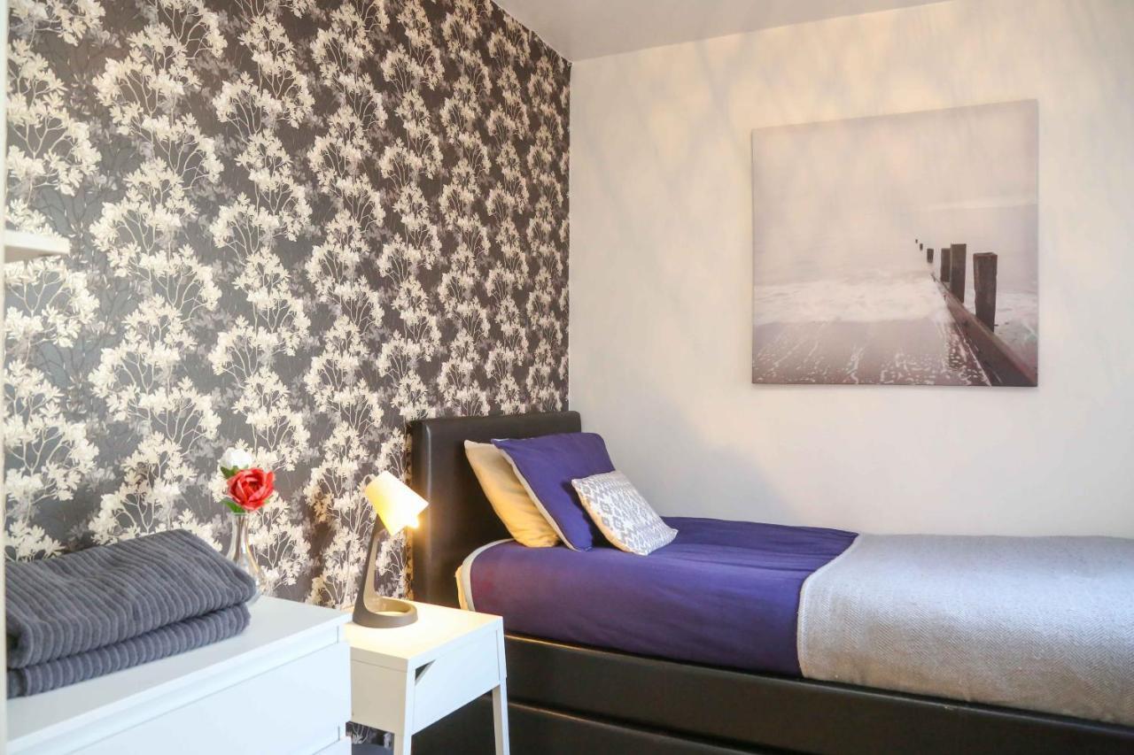Perfect Central City Location - Parking - 3 Beds - 2 Bedrooms Belfast Bagian luar foto