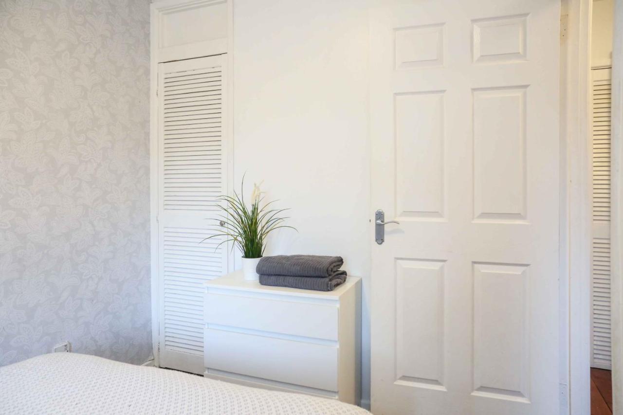 Perfect Central City Location - Parking - 3 Beds - 2 Bedrooms Belfast Bagian luar foto