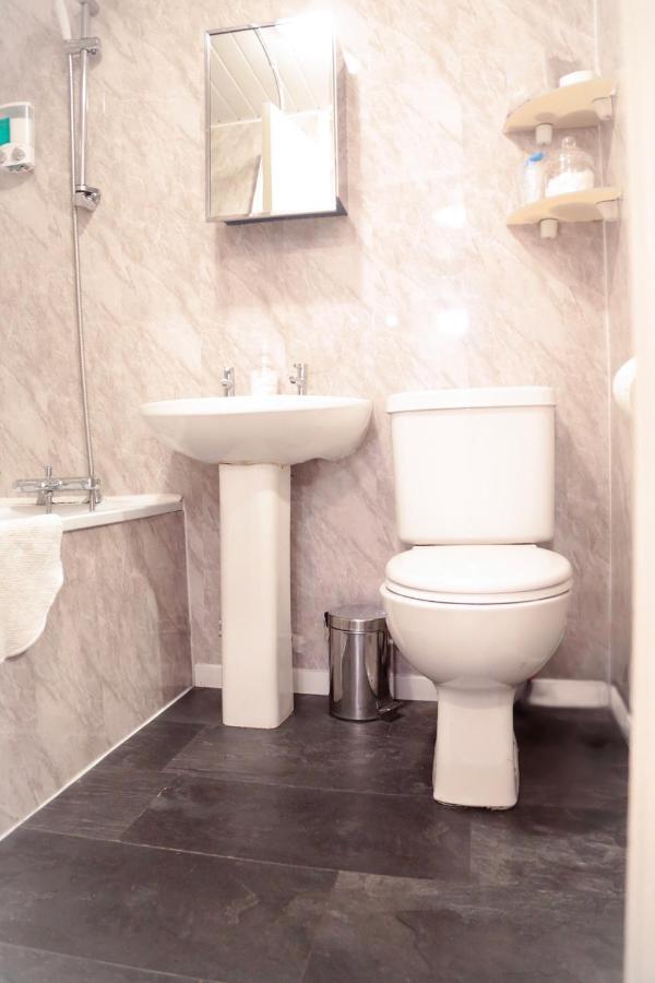 Perfect Central City Location - Parking - 3 Beds - 2 Bedrooms Belfast Bagian luar foto